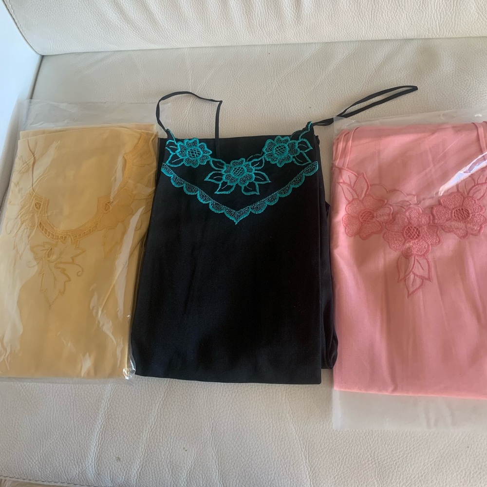New set of 3 pieces. 100% cotton. Embroidered nightwear. Size M